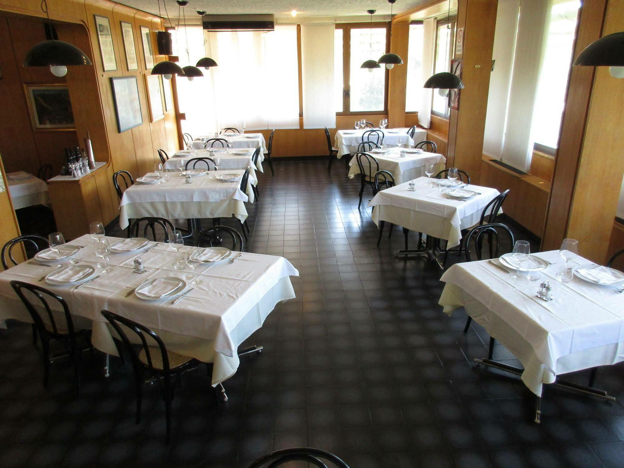 Hotel Ristorante Tre Galletti 사소마르코니 외부 사진