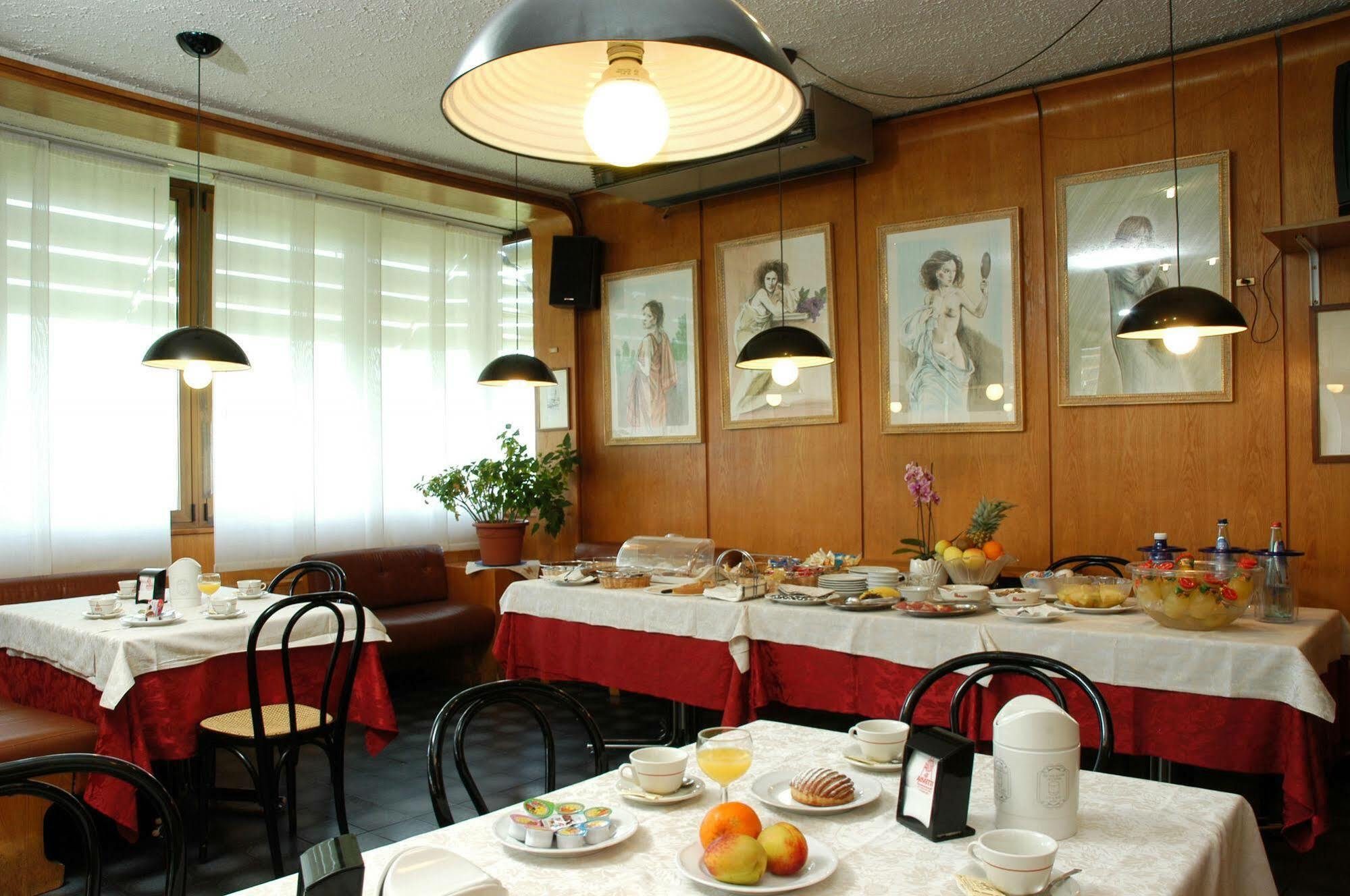 Hotel Ristorante Tre Galletti 사소마르코니 외부 사진